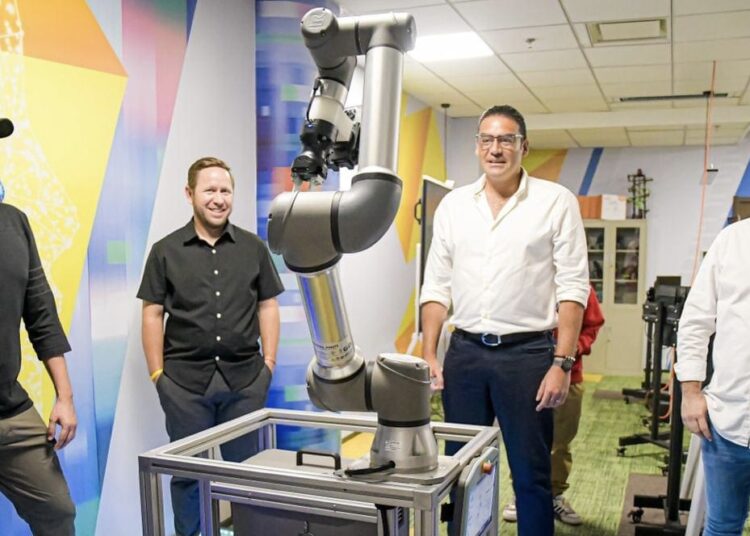 Funcionario de Ecuador recorre las instalaciones y el trabajo del CUBO en Panchimalco