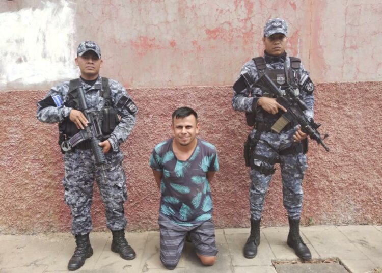 Capturan a docente que portaba droga y dinero ilícito