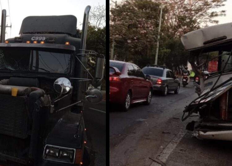 Varios lesionados deja choque entre una rastra y microbús de la ruta 138