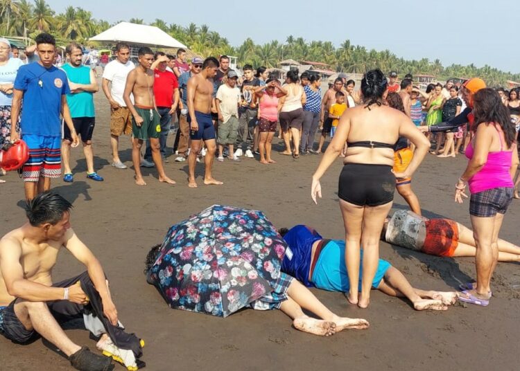 Cinco personas fueron arrastradas por una corriente marina en playa de Metalío