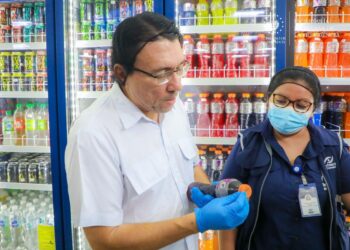 Defensoría del Consumidor inspecciona productos de comercios en la Costa del Sol