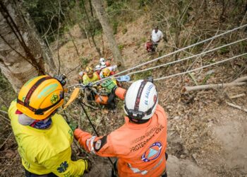 Hombre que cayó a un barranco en Tonacatepeque fue rescatado y falleció en el hospital