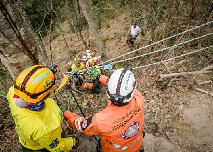 Hombre que cayó a un barranco en Tonacatepeque fue rescatado y falleció en el hospital