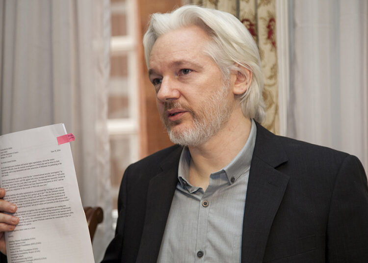 Corte británica ordena retrasar extradición de fundador de WikiLeaks a EEUU por cargos de espionaje