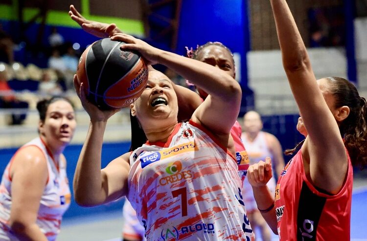 Salvadoreñas triunfó de visita