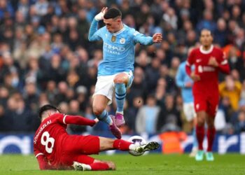 Manchester City y Liverpool dejan escapar el liderato de la Premier al empatar 1 – 1