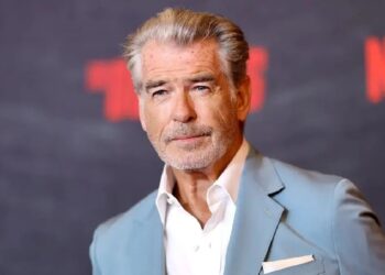 Multan a Pierce Brosnan por pasear por zonas termales del Parque Nacional de Yellowstone