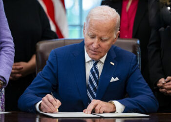 Biden firma ley de presupuesto de 1,2 billones que pone fin a amenaza de cierre parcial del gobierno