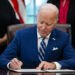 Biden firma ley de presupuesto de 1,2 billones que pone fin a amenaza de cierre parcial del gobierno