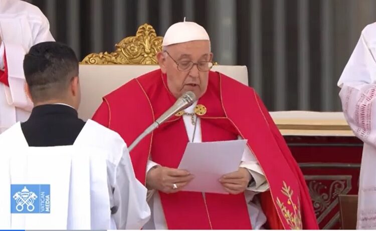 Papa Francisco tiene problemas para leer homilía de Domingo de Ramos
