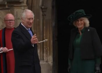 Rey Carlos III saluda tras salir de una misa de Pascua en el castillo de Windsor