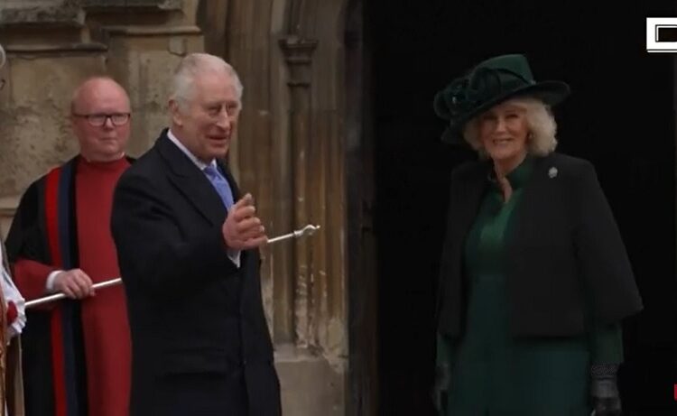 Rey Carlos III saluda tras salir de una misa de Pascua en el castillo de Windsor