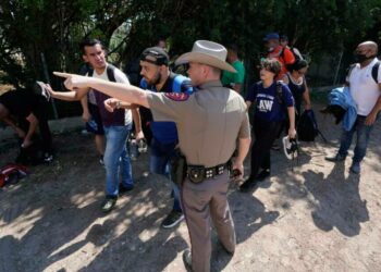 Ley de arresto de inmigrantes en Texas vuelve a estar en suspenso después de entrar en vigor brevemente