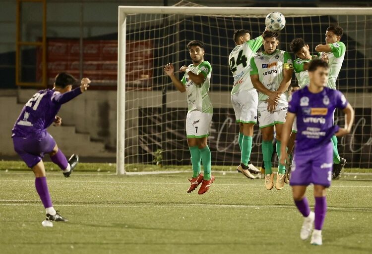 Santa Tecla le mete una manita a Alacranes en Las Delicias