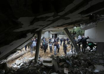 Al menos 5 muertos tras bombardeo israelí contra centro de la UNRWA