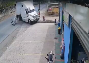 VIDEO | Un motociclista sobrevive de milagro al ser golpeado por un tráiler en Jocoro, Morazán