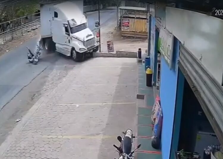 VIDEO | Un motociclista sobrevive de milagro al ser golpeado por un tráiler en Jocoro, Morazán
