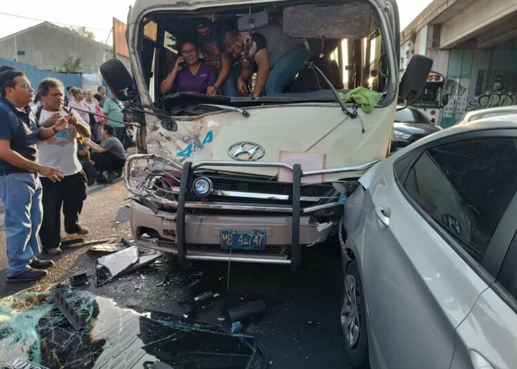 Varios lesionados en accidente de tránsito frente a MOLSA, sobre el bulevar del Ejército