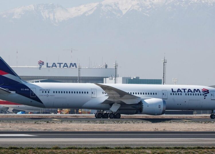 Un avión de Latam sufrió una falla técnica que dejó al menos 50 heridos