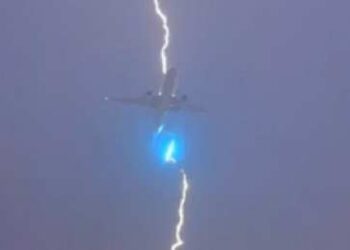 (VIDEO) Un rayo alcanza un avión de pasajeros en el aire