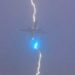 (VIDEO) Un rayo alcanza un avión de pasajeros en el aire