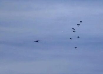 Aviones militares de EEUU realizan entregas aéreas de alimentos en Gaza