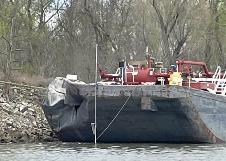 Barcaza choca contra un puente en Oklahoma, EE.UU.