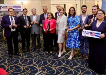 Empresas, universidades y gobierno estadounidense invierten más de $9 millones en becas para salvadoreños