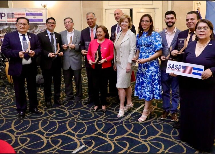 Empresas, universidades y gobierno estadounidense invierten más de $9 millones en becas para salvadoreños