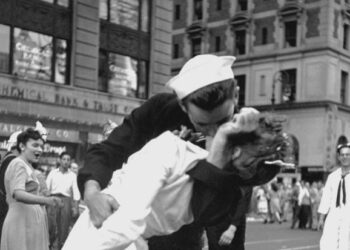 Intentan prohibir en EE.UU. la fotografía del beso más famoso de la historia