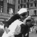 Intentan prohibir en EE.UU. la fotografía del beso más famoso de la historia