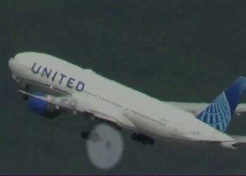 (VIDEO) Un Boeing pierde un neumático al despegar y daña con él varios coches