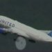 (VIDEO) Un Boeing pierde un neumático al despegar y daña con él varios coches