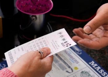 Premio de Powerball asciende a 975 millones de dólares
