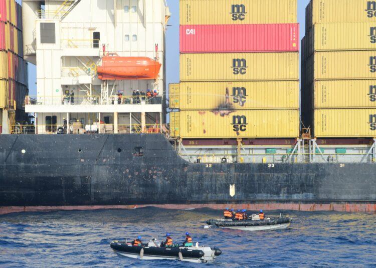 Dos personas mueren en un ataque de rebeldes huties a un barco de carga en el Golfo de Aden