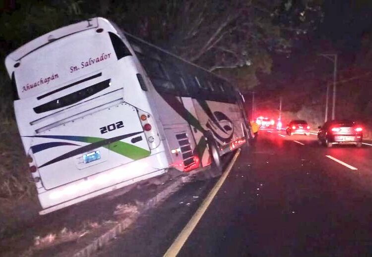 Motorista de autobús se distrae y cae en una canaleta
