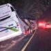 Motorista de autobús se distrae y cae en una canaleta