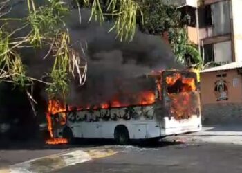 Incendio destruye buseta de ruta 5 cerca del puente de La Málaga, en San Salvador