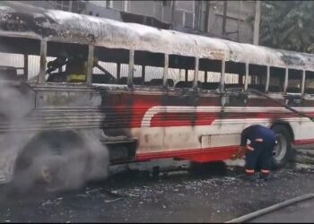 Cortocircuito destruye autobús en San Salvador