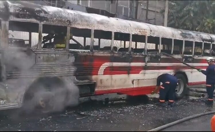 Cortocircuito destruye autobús en San Salvador