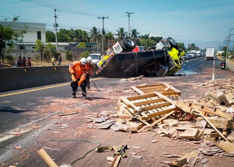 Camión volcado y derrame de aceite en Quezaltepeque deja lesionados