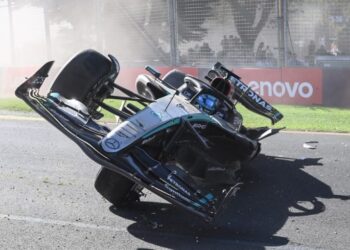 Russell sufre fuerte accidente en Australia: Su vehículo quedó en medio de la pista en dos ruedas