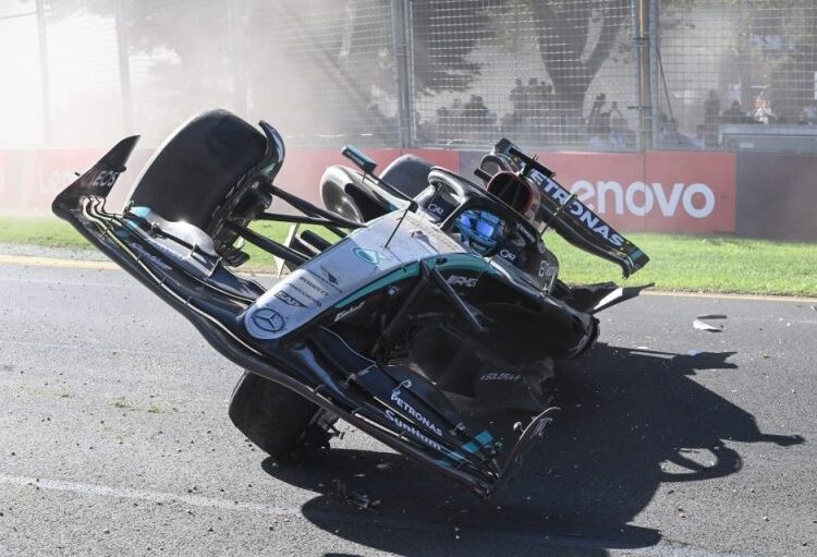 Russell sufre fuerte accidente en Australia: Su vehículo quedó en medio de la pista en dos ruedas