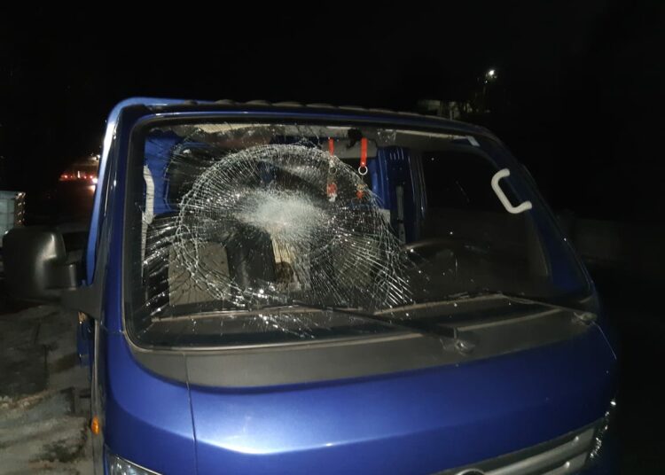 Vandalizan vehículos que transitan cerca de Ciudad Futura