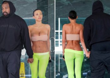 Bianca Censori se mostró junto a Kanye West con un revelador atuendo que despierta preocupaciones