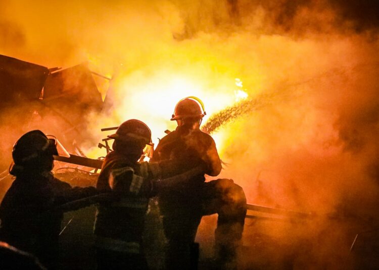 Bomberos trabajan en la extinción de un incendio en una chatarrera de la Troncal del Norte