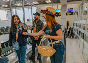 Personal de MITUR da bienvenida a visitantes que llegan a El Salvador