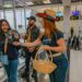 Personal de MITUR da bienvenida a visitantes que llegan a El Salvador