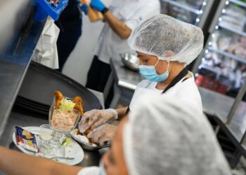 Inspeccionan restaurantes del malecón del puerto de La Libertad para proteger derechos de consumidores 