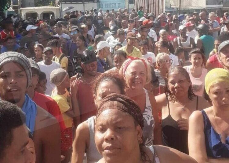 Masivas protestas en Cuba contra la escasez de alimentos y la falta de electricidad